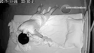 Esposa de cabelo curto flagrada se masturbando à meia-noite com travesseiro