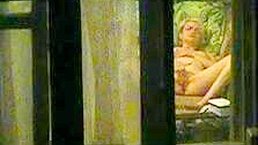 Esposa loira flagrada se masturbando pelo vizinho que a espionava