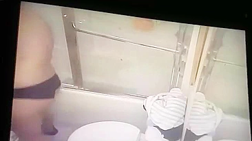 Esposa insaciável flagrada se masturbando em câmera escondida no banheiro