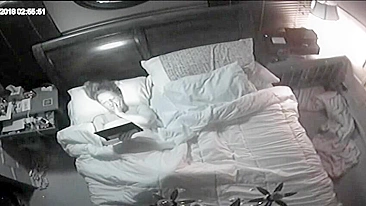 Esposa amadora pega se masturbando vendo pornô no tablet