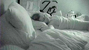 Esposa é pega se masturbando esperando o amante na cama de casal