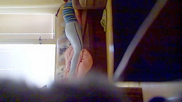 Esposa é pega se masturbando na câmera invertida enquanto marido viaja