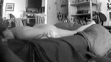 Marido filma esposa que não sabe que foi pega se masturbando na cama