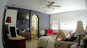 Esposa é pega se masturbando com vibrador Hitachi em câmera escondida