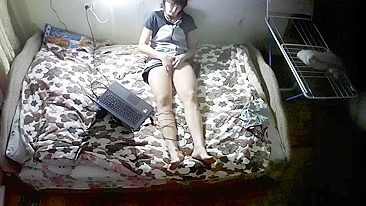 Mãe casada madura é flagrada se masturbando com pornô no laptop na cama