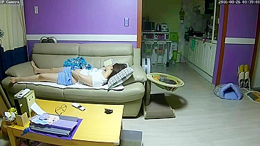 Esposa goza vendo pornô e é pega se masturbando no sofá à noite