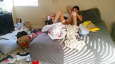 Irmã morena atraente pega se masturbando no quarto bagunçado