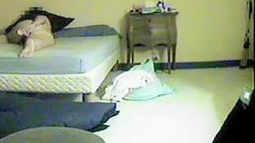 Esposa nua e tesuda flagrada se masturbando com dildo no quarto