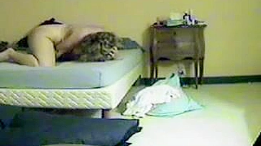 Mamãe amadora é tentada e pega se masturbando de quatro na cama