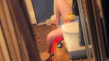 Mãe com copo na mão flagrada se masturbando na sala