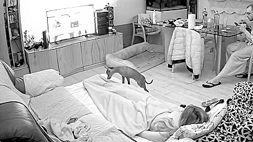 Câmera escondida na sala flagra esposa se masturbando