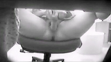 Mamãe amadora de buceta peluda pega se masturbando com dildo novo