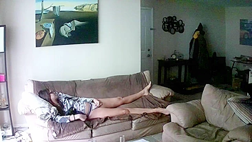 Irmã nerd pega se masturbando em vez de descansar no sofá