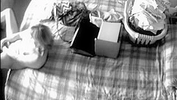 Esposa madura flagrada se masturbando na cama esfregando o clitóris