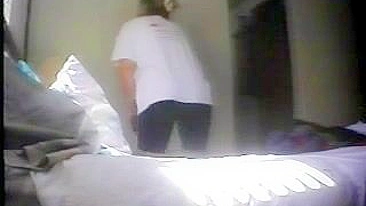 Ler revista deixa mamãe excitada e ela é pega se masturbando