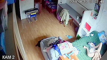 Mãe loira flagrada se masturbando sozinha no apê