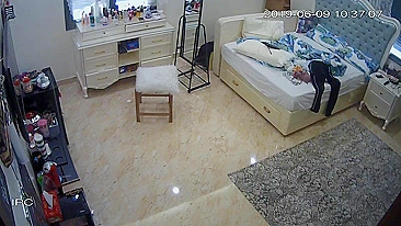Irmã sem saber da câmera escondida flagrada se masturbando na cama