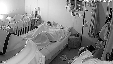 Esposa gordinha flagrada se masturbando na cama depois de sexo com amante