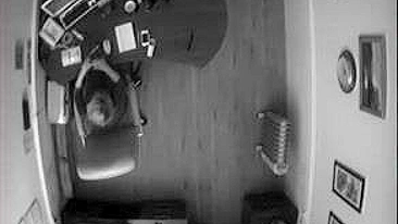 Esposa vadia flagrada se masturbando no trabalho no escritório