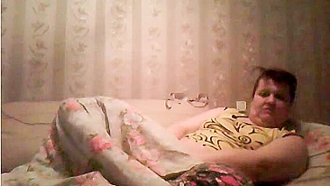 Mãe madura flagrada se masturbando escondida debaixo do cobertor no sofá