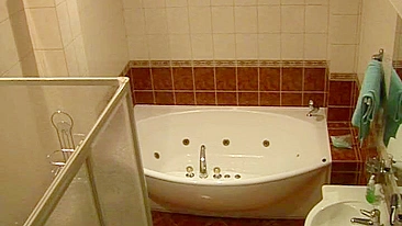 Esposa flagrada se masturbando relaxando sozinha no banho após trampo