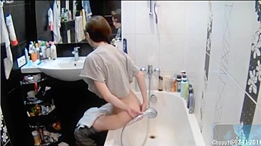 Após banho, irmã magrinha é pega se masturbando no quarto