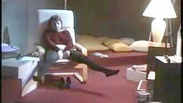 Barulho não impede mamãe de ser pega se masturbando na poltrona