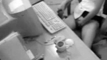 Mãe safada flagrada se masturbando vendo pornô no computador