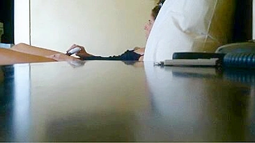 Irmã não vê câmera perto da cama e é pega se masturbando