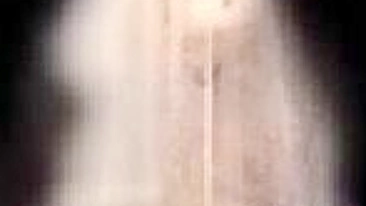 Irmãzinha linda flagrada se masturbando no chuveiro por um buraco pequeno