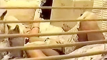 Esposa flagrada se masturbando por cara que espia pela persiana