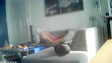 Esposa flagrada se masturbando na sala depois de fazer as tarefas de casa