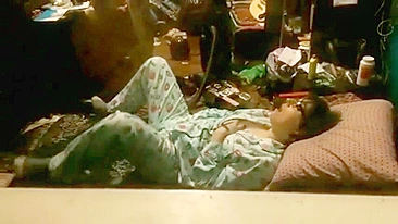 Irmã nerd de pijama flagrada se masturbando com paixão na cama