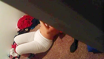 Cara espia amiga que é pega se masturbando no chão