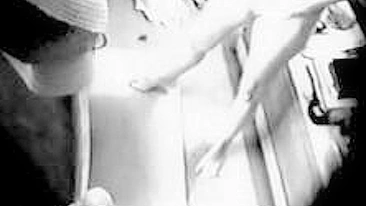 Mamãe atraente flagrada se masturbando na frente de câmera escondida