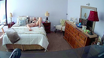 Mãe madura se fode e é pega se masturbando na câmera do filho