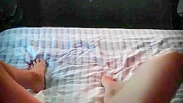 Esposa se fode sozinha e é pega se masturbando pela porta