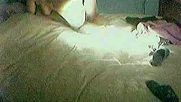 Mãe sexy se fode sozinha e é pega se masturbando na cama