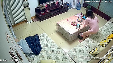 Irmã goza na buceta sem saber que foi flagrada se masturbando