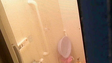 Esposa é pega se masturbando pelo cunhado no box do chuveiro