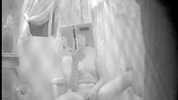 Esposa finge que não sabe que foi pega se masturbando no banheiro