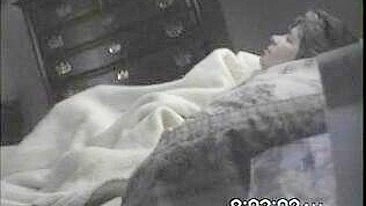 Filho sabe que mãe não dorme sem orgasmo e é pega se masturbando