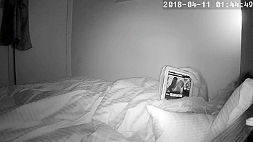 Esposa se fodeu debaixo do cobertor mas ainda foi pega se masturbando