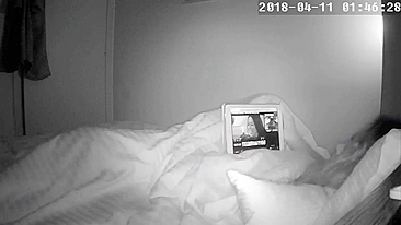 Esposa cacheada flagrada se masturbando vendo pornô na cama