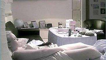 Câmera escondida flagra mãe se masturbando pro filho