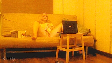 É inevitável a irmã ser pega se masturbando na câmera