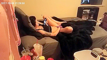 Mãe lânguida toca devagar na própria buceta pega se masturbando