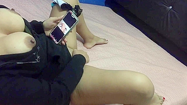 Esposa safada mostra peitos durinhos e é pega se masturbando de perto