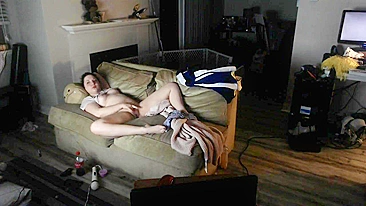 Mãe vadia se diverte sozinha mas ainda é pega se masturbando na cam