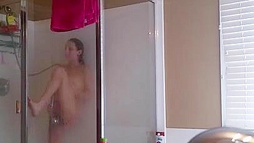 Irmã é pega se masturbando no chuveiro pelo irmão tarado